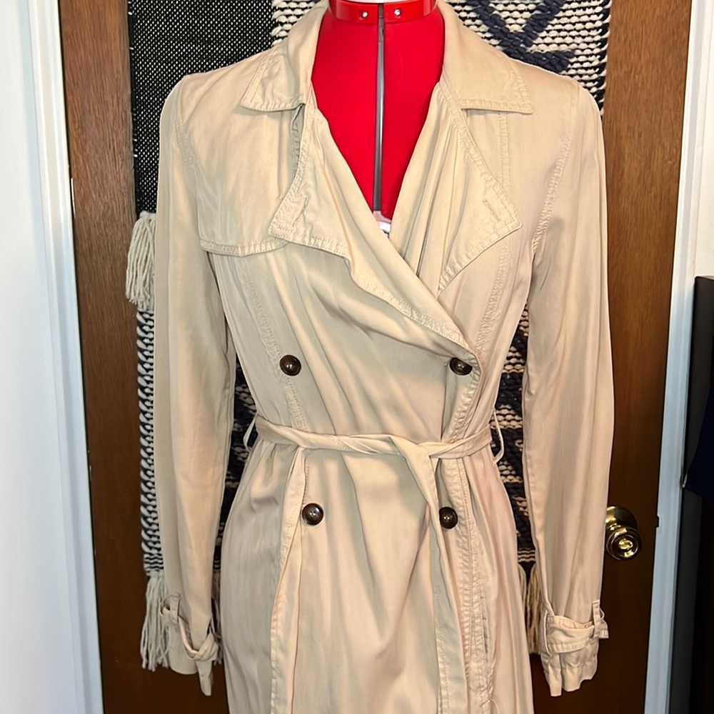 Tan Forever 21 trench coat size XS. Lightweight and stops just below the knee.